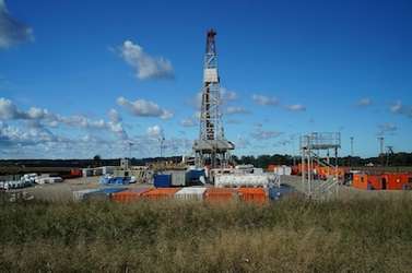 Figure 2.3: Drilling Site, including a vertical drilling rig. Source: Pixabay.